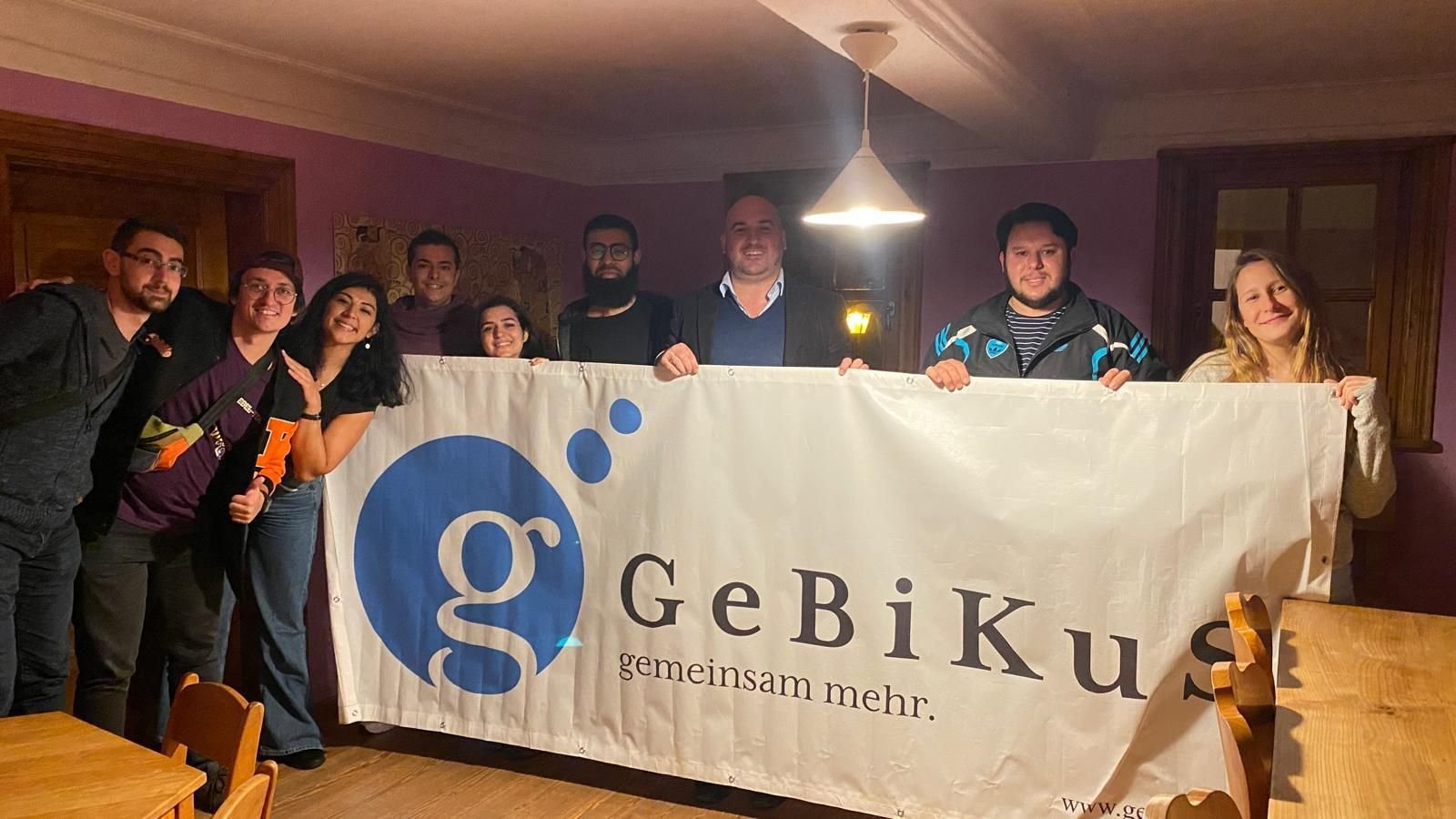 Gruppe im Jugendgästehaus Klotzenhof mit GeBiKuS-Banner